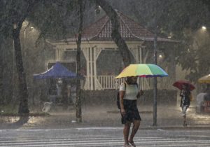 Inmet alerta para tempestades em três estados até amanhã; veja